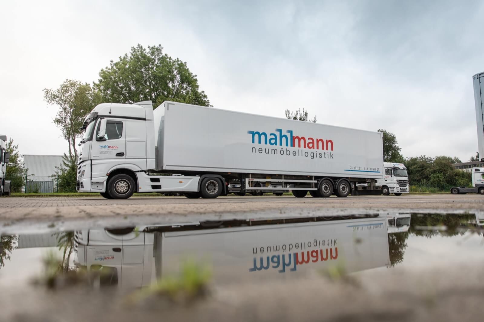 Mahlmann LKW, der auf dem Betriebsgelände geparkt ist. Unsere LKWs stellen reibungslosen Möbeltransport sicher